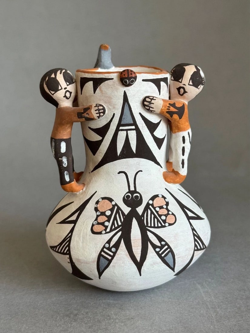 VINTAGE ACOMA PUEBLO POT AGGIE CHRIS STORY VASE (1 of 2)