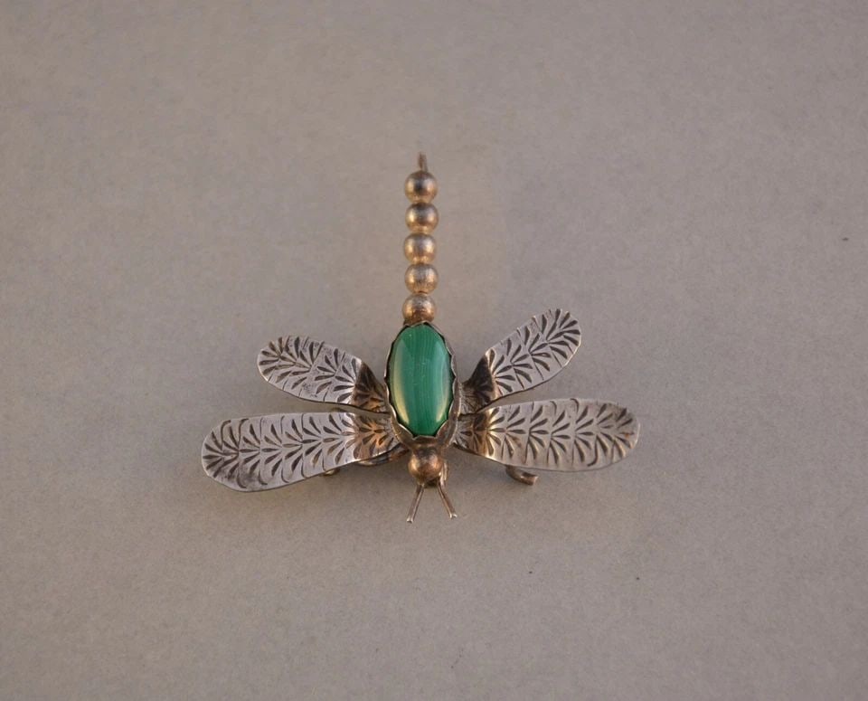 OLD PAWN NAVAJO SILVER DRAGONFLY PIN BROOCH - MALACHITE - HANDSTAMPED WINGS: OLD PAWN NAVAJO SILVER DRAGONFLY PIN BROOCH - MALACHITE - HANDSTAMPED WINGS Item Description: This vintage Navajo dragonfly pin has been wonderfully crafted with handstamped wings a tail of silver rai