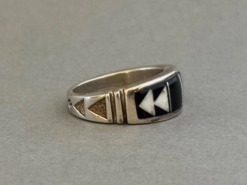 UNUSED NAVAJO STERLING SILVER STONE INLAY RING SIGNED RICK TOLINO SIZE 10 1/4: UNUSED NAVAJO STERLING SILVER STONE INLAY RING SIGNED RICK TOLINO SIZE 10 1/4 Unused Navajo Sterling Silver Stone Inlay Ring Signed Rick T Size 10 1/4. Handmade by Rick Tolino ..3/8" wide ..