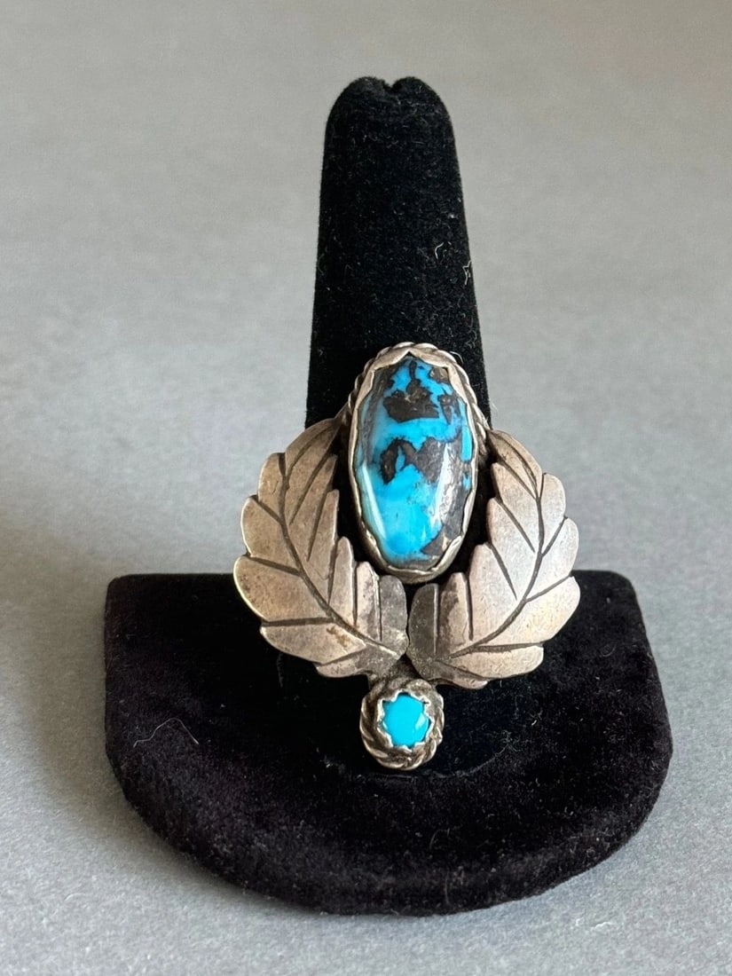 VINTAGE NAVAJO STERLING SILVER AND TURQUOISE RING. SIZE 10 1/4 MCGEES: VINTAGE NAVAJO STERLING SILVER AND TURQUOISE RING. SIZE 10 1/4 MCGEES Old Pawn Navajo Sterling Silver and Turquoise Ring. Size 10 1/4 1 1/2” Tall McGees Scottsdale