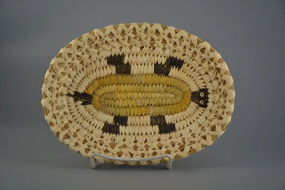 VINTAGE TOHONO O'ODHAM PAPAGO INDIAN PLAQUE BASKET - TURTLE - 6.5" X 8.75": VINTAGE TOHONO O'ODHAM PAPAGO INDIAN PLAQUE BASKET - TURTLE - 6.5" X 8.75" This vintage Tohono O'odham (Papago) Indian basket has been beautifully woven. It shows a turtle natural and died yucca and d