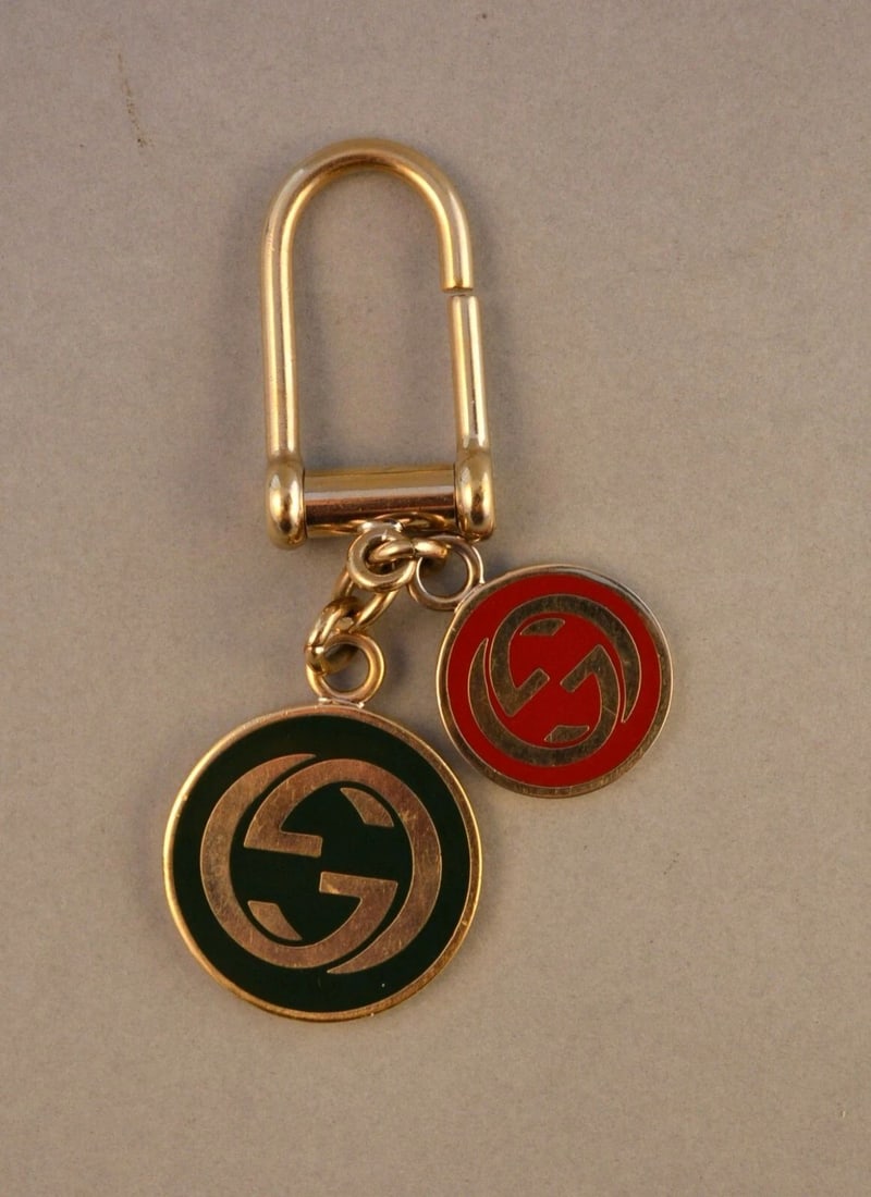 GUCCI - R MADE IN ITALY - KEY RING HOLDER - BLACK RED ENAMEL LOGO: GUCCI - R MADE IN ITALY - KEY RING HOLDER - BLACK RED ENAMEL LOGO Item Description: This vintage Key holder is marked "R, Gucci, Made in Italy" on the back of the largest fob. It is also marked "Gucci