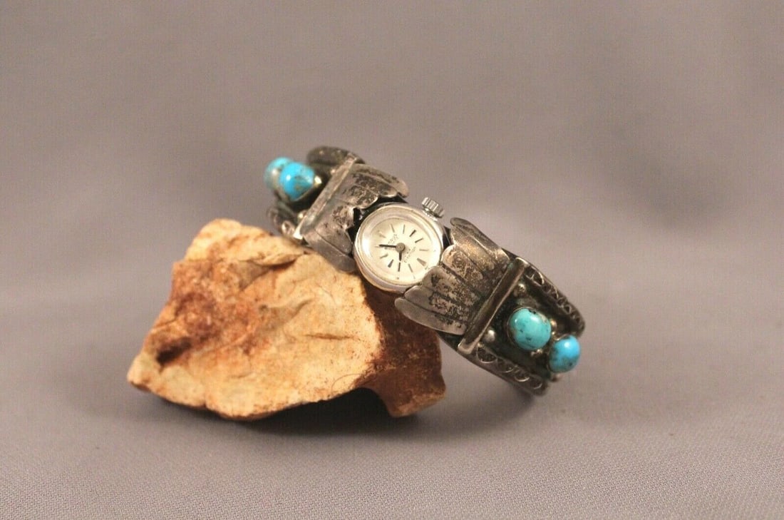 OLD PAWN VINTAGE NAVAJO INDIAN SILVER WATCHBAND CUFF - WOMENS - 6 7/8": OLD PAWN VINTAGE NAVAJO INDIAN SILVER WATCHBAND CUFF - WOMENS - 6 7/8" Item Description: The watch is not working - is easily replaced by opening the watch keepers Band is 7/8" at widest point 6 7/8" 