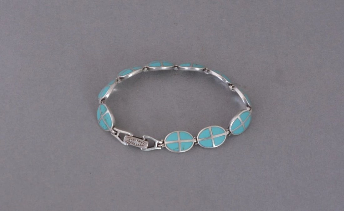 SOUTHWEST STERLING SILVER LINK BRACELET - TURQUOISE INLAY - 7 1/4" LONG: SOUTHWEST STERLING SILVER LINK BRACELET - TURQUOISE INLAY - 7 1/4" LONG Sterling Silver Link Bracelet with Turquoise Inlay Length: 7 1/4" Width: 3/8" Weight: 17 grams This sterling silver bracelet has
