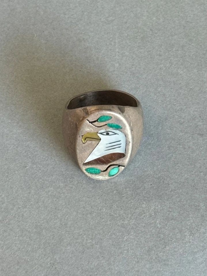 VINTAGE ZUNI STERLING SILVER WITH INLAID EAGLE RING. SIZE 9 3/4: VINTAGE ZUNI STERLING SILVER WITH INLAID EAGLE RING. SIZE 9 3/4 Vintage Zuni Sterling Silver with Inlaid Eagle Ring. Size 9 3/4 1" Tall