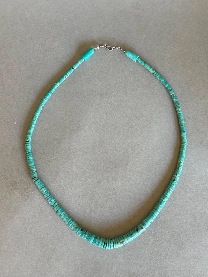 VINTAGE NAVAJO TURQUOISE CHOCKER NECKLACE 18 1/2": VINTAGE NAVAJO TURQUOISE CHOCKER NECKLACE 18 1/2" Vintage Navajo Turquoise Chocker Necklace Great Condition ..18 1/2 Beads are 1/8 " to 1/4"