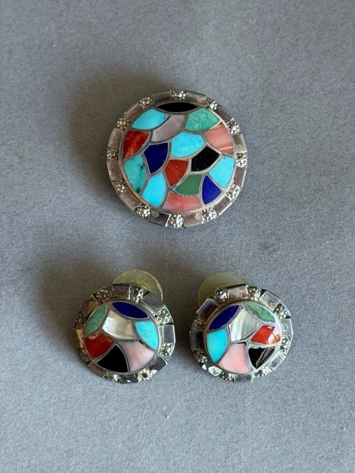 VINTAGE ZUNI CHAIDO STERLING SILVER INLAID STONES PENDANT AND EARRINGS SET: VINTAGE ZUNI CHAIDO STERLING SILVER INLAID STONES PENDANT AND EARRINGS SET Vintage Zuni Sterling Silver with Inlaid Turquoise, Jet, Lapis, Spiny Oyster, Coral, Mother of Pearl Pendant/Brooch and Earri