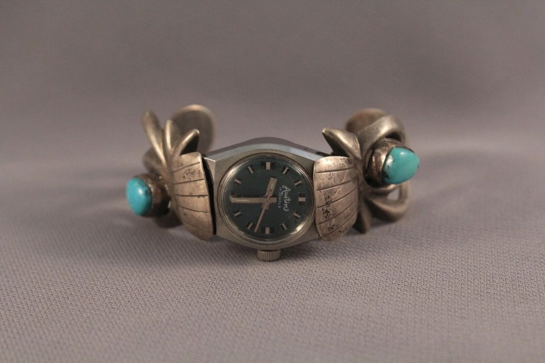 OLD PAWN NAVAJO CAST SILVER WATCH BAND WITH AUSTIN 17 JEWELS WATCH: OLD PAWN NAVAJO CAST SILVER WATCH BAND WITH AUSTIN 17 JEWELS WATCH Item Description: This vintage Navajo watch band has been nicely cast in sterling silver and set with two turquoise stones. The watch