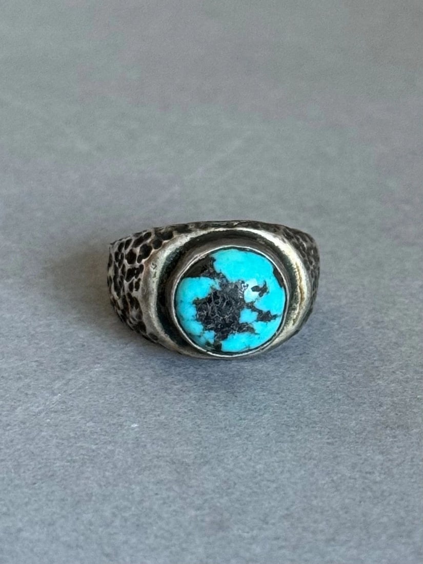 OLD PAWN NAVAJO STERLING SILVER AND TURQUOISE RING. SIZE 8 (1 of 2)
