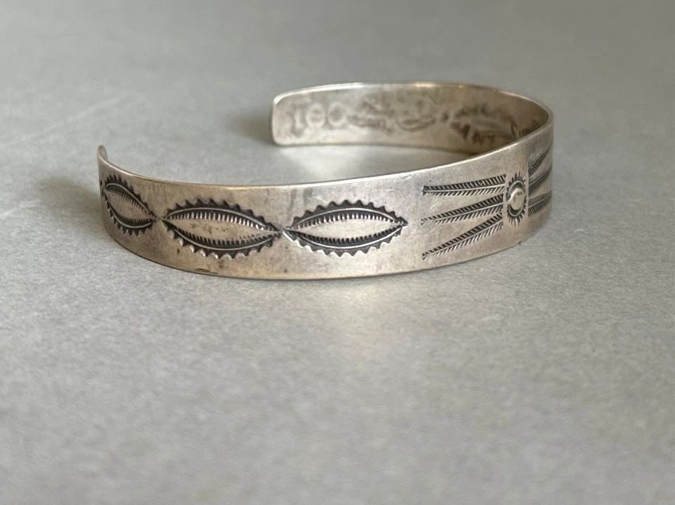 VINTAGE NAVAJO STERLING SILVER HAND STAMPED BRACELET: VINTAGE NAVAJO STERLING SILVER HAND STAMPED BRACELET Vintage Navajo Sterling Silver Hand Stamped Bracelet ..1/2 ' Tall ..5 1/2" Inside with a 1 1/4" opening ..11.7 Grams ..