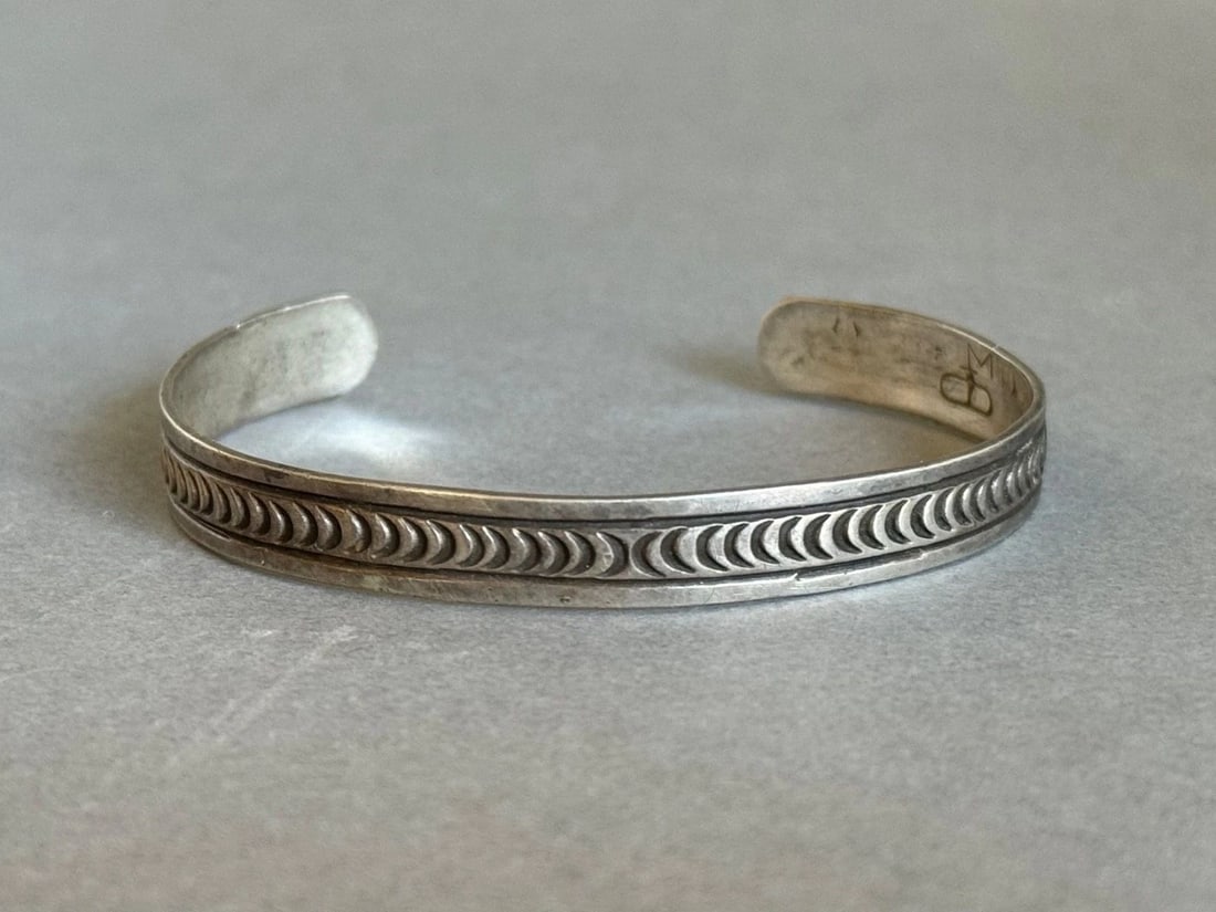 VINTAGE NAVAJO STERLING SILVER BRACELET SIGNED (1 of 2)