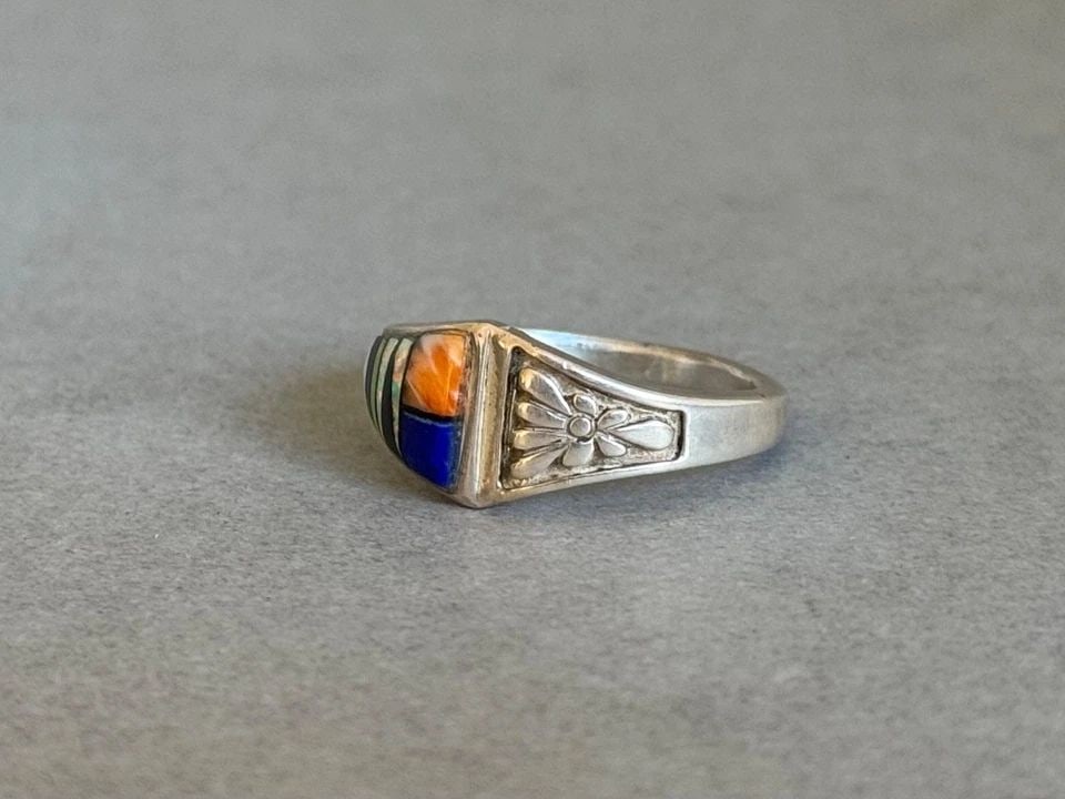 UNUSED NAVAJO STERLING SILVER WITH INLAID STONES AND SHELL RING SIZE 7 1/2: UNUSED NAVAJO STERLING SILVER WITH INLAID STONES AND SHELL RING SIZE 7 1/2 Unused Navajo Sterling Silver with Inlaid Stones and Shell Ring Signed AT ..Size 7 1/2