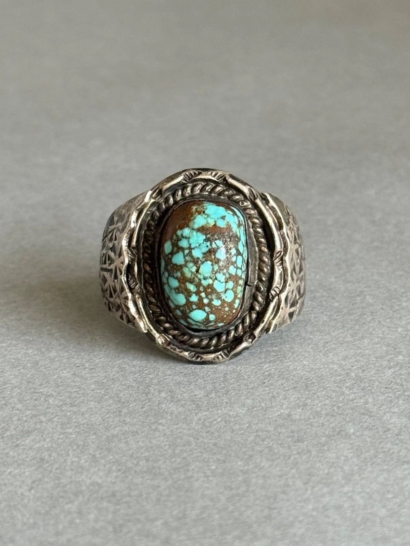 OLD PAWN NAVAJO STERLING SILVER AND TURQUOISE RING. SIZE 8 1/2 (1 of 2)