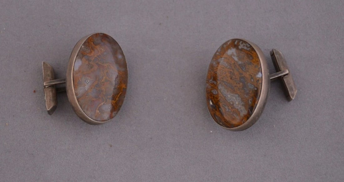 OLD PAW PAIR OF NAVAJO STERLING SILVER CUFFLINKS - PETRIFIED WOOD STONES - 1 1/8: OLD PAW PAIR OF NAVAJO STERLING SILVER CUFFLINKS - PETRIFIED WOOD STONES - 1 1/8 Item Description: This great old pair of Vintage Navajo sterling silver cufflinks have been set with beautiful and high