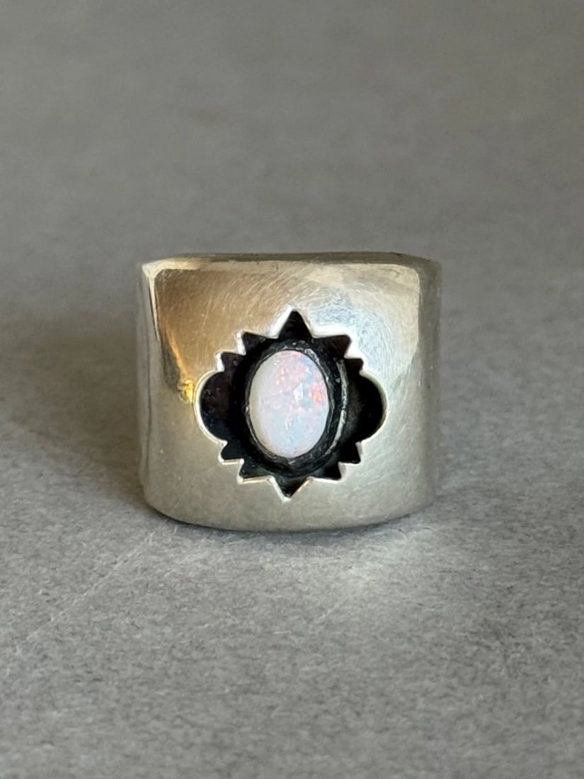 VINTAGE NAVAJO STERLING SILVER WITH OPAL IN SHADOWBOX RING SIZE 4 1/4 (1 of 1)
