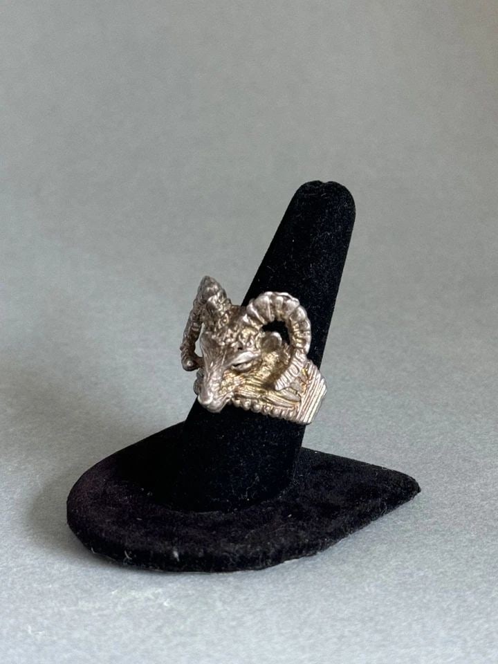 VINTAGE LARGE NAVAJO STERLING SILVER RAM RING. SIZE 9: VINTAGE LARGE NAVAJO STERLING SILVER RAM RING. SIZE 9 0