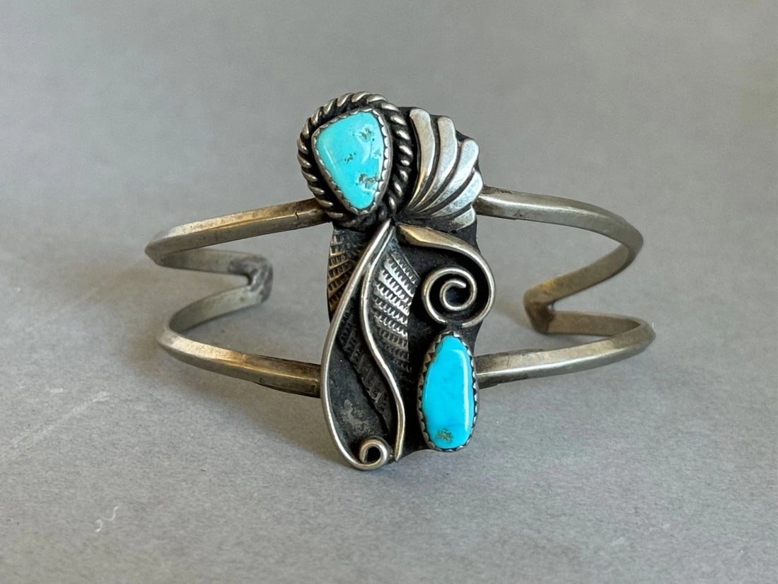 OLD PAWN NAVAJO STERLING SILVER AND TURQUOISE BRACELET. (1 of 1)