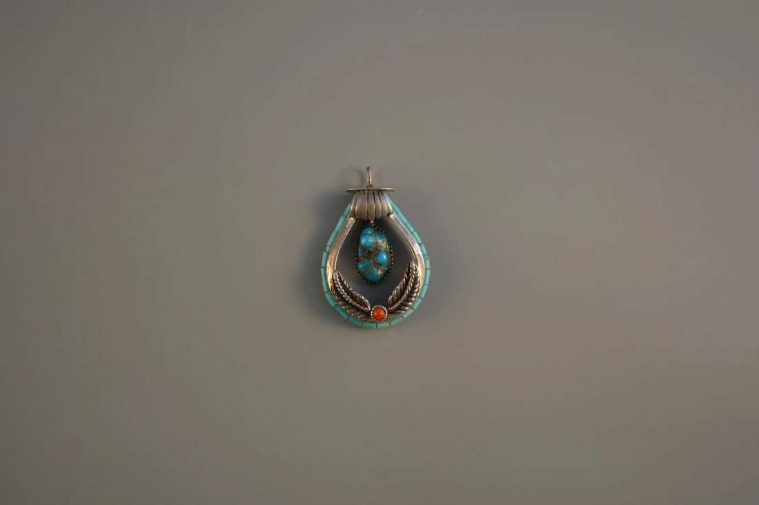 VTG NAVAJO INDIAN SILVER PENDANT WITH DANGLING TURQUOISE NUGGET TEARDROP CORAL: VTG NAVAJO INDIAN SILVER PENDANT WITH DANGLING TURQUOISE NUGGET TEARDROP CORAL Item Description: This vintage Navajo sterling silver teardrop pendant has a dangling turquoise nugget. The pendant measu