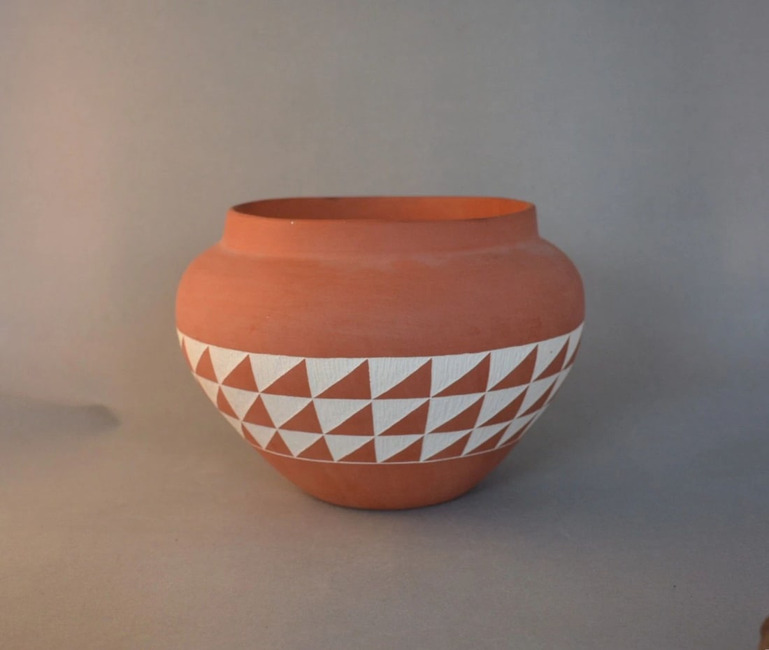 VERNON JOJOLA - ISLETA PUEBLO - BEAUTIFULLY HAND ETCHED AND CRAFTED POT BOWL (1 of 2)
