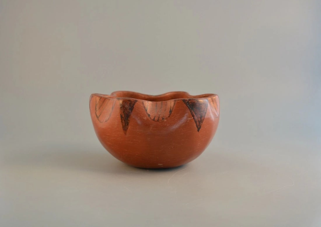 OLD VINTAGE MARICOPA INDIAN PAINTED POT BOWL - RIPPLED RIM - 1940S: OLD VINTAGE MARICOPA INDIAN PAINTED POT BOWL - RIPPLED RIM - 1940S Item Description: This vintage Maricopa Indian pot has an attractive rippled rim accented by the painted design. It measures 6" acros