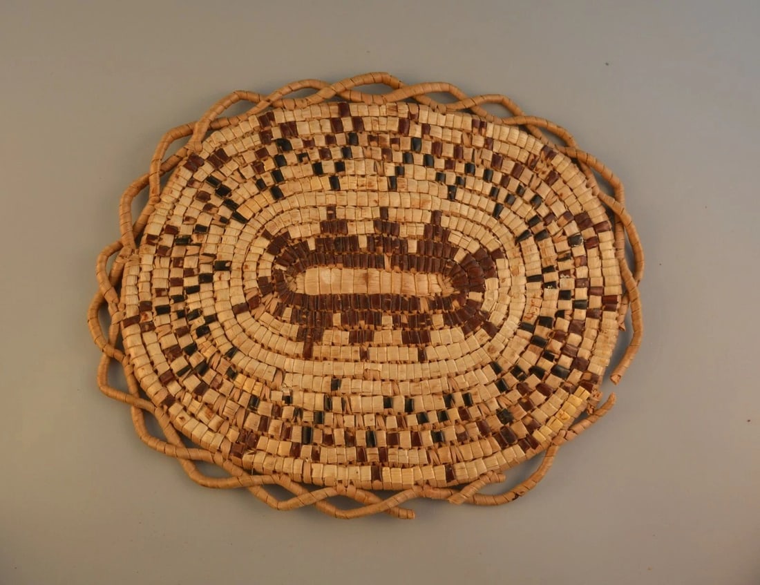 VINTAGE FRASIER THOMPSON RIVER SALISH INDIAN PLAQUE BASKET - IMBRICATED DESIGN (1 of 2)
