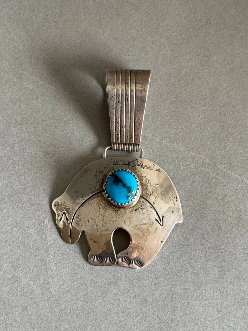 VINTAGE NAVAJO STERLING SILVER WITH TURQUOISE BEAR PENDANT SIGNED BEGAY (1 of 2)