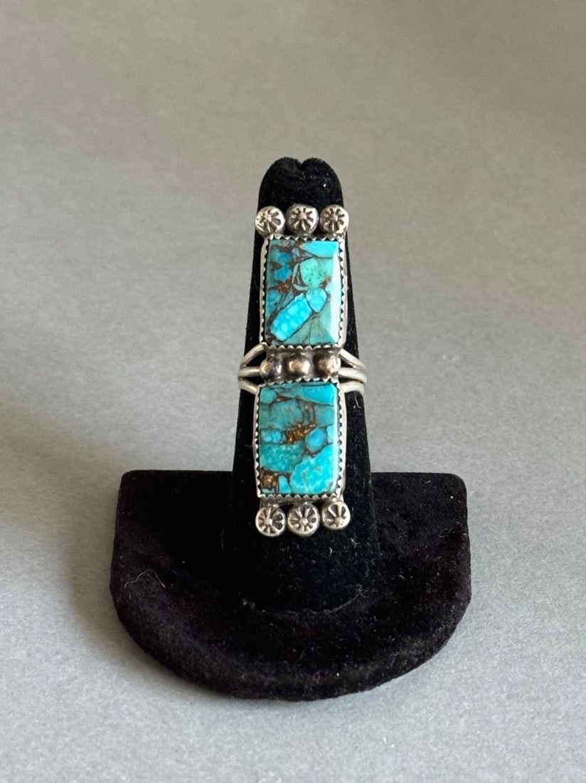 VINTAGE NAVAJO STERLING SILVER AND TURQUOISE RING. SIZE 6 3/4 (1 of 2)