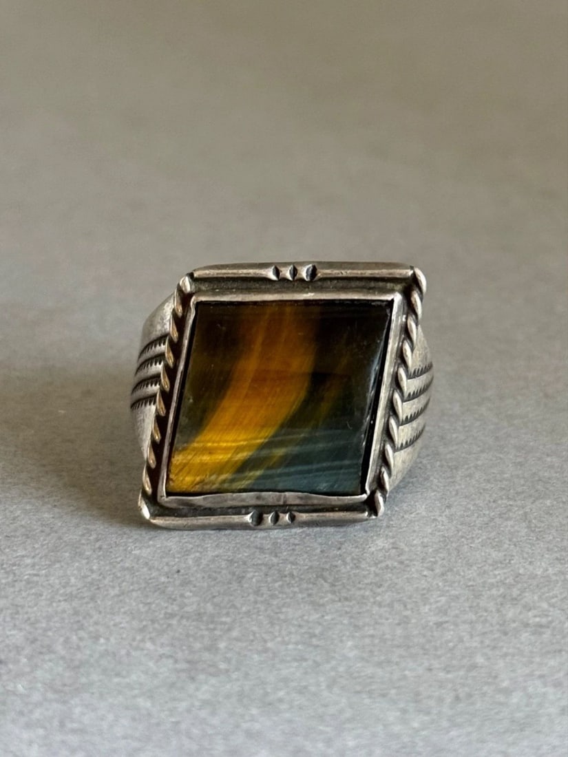 UNIQUE VINTAGE NAVAJO STERLING SILVER AND TIGER’S EYE ? STONE RING SIZE 11: UNIQUE VINTAGE NAVAJO STERLING SILVER AND TIGER’S EYE ? STONE RING SIZE 11 Unique Vintage Navajo Sterling Silver and Tiger’s Eye Stone Ring Size 11 ..1 1/4" Tall