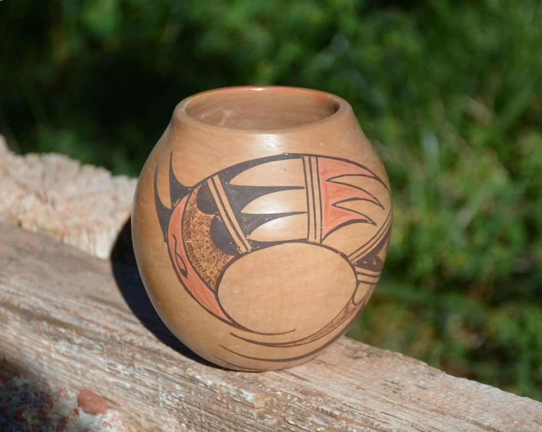 COLLATETA - VINTAGE HOPI POT - POLYCHROME SPIRAL WING DESIGN - 4 1/4" TALL (1 of 2)