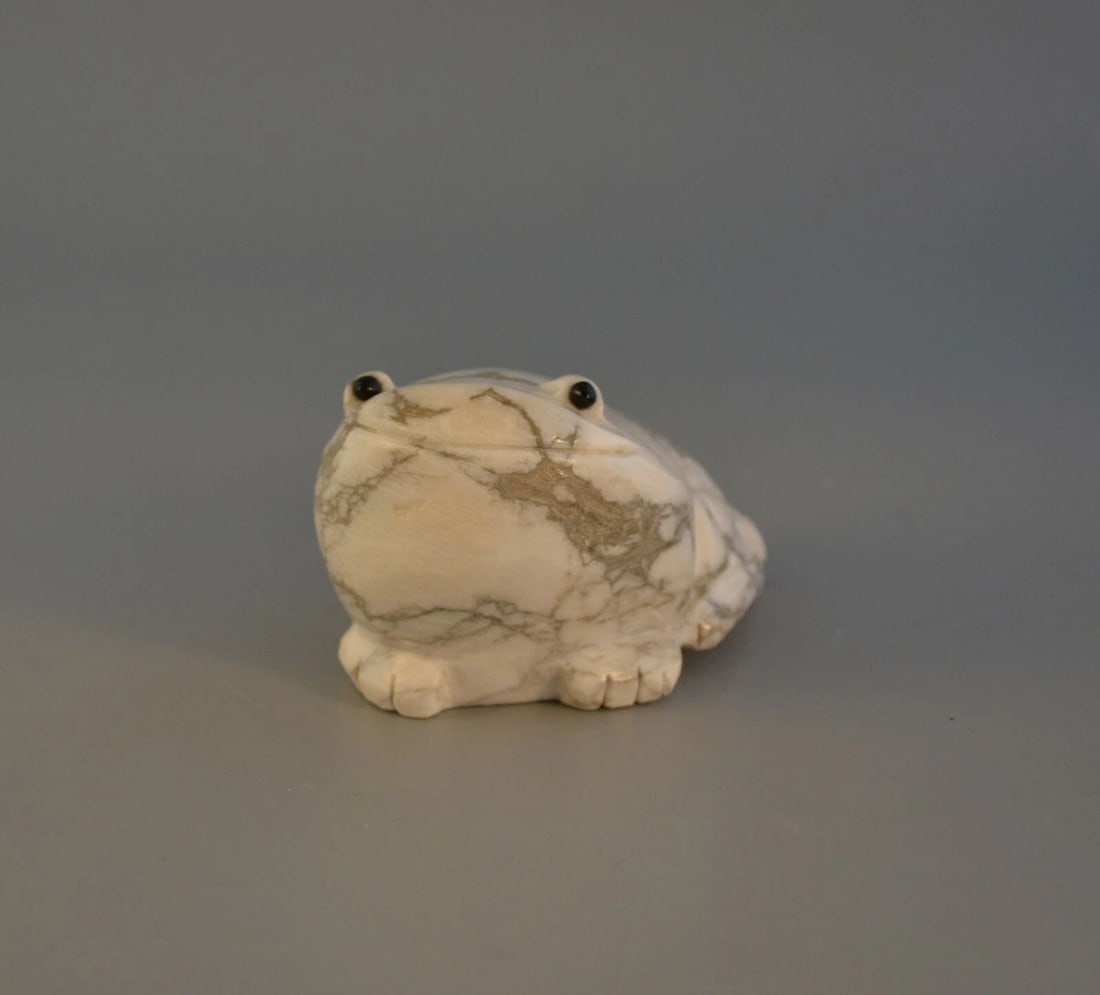 LARGE VINTAGE ZUNI INDIAN FETISH CARVING - WHITE MARBLE FROG ONYX EYES - 4" LONG (1 of 2)