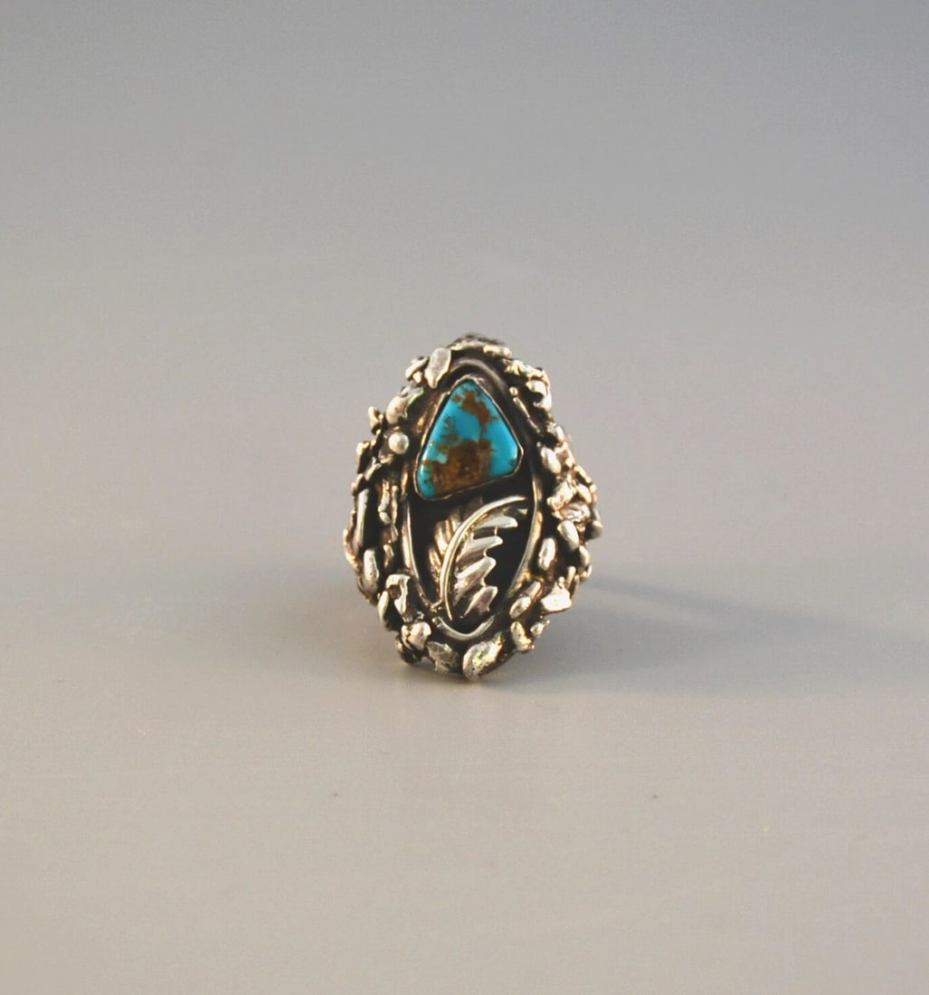VINTAGE HEAVY STERLING SILVER NUGGET MENS RING - TURQUOISE & SILVER LEAF - SZ. 9: VINTAGE HEAVY STERLING SILVER NUGGET MENS RING - TURQUOISE & SILVER LEAF - SZ. 9 Item Description: This vintage men's ring has setting of silver nuggets surrounding a turquoise stone and a sterling si