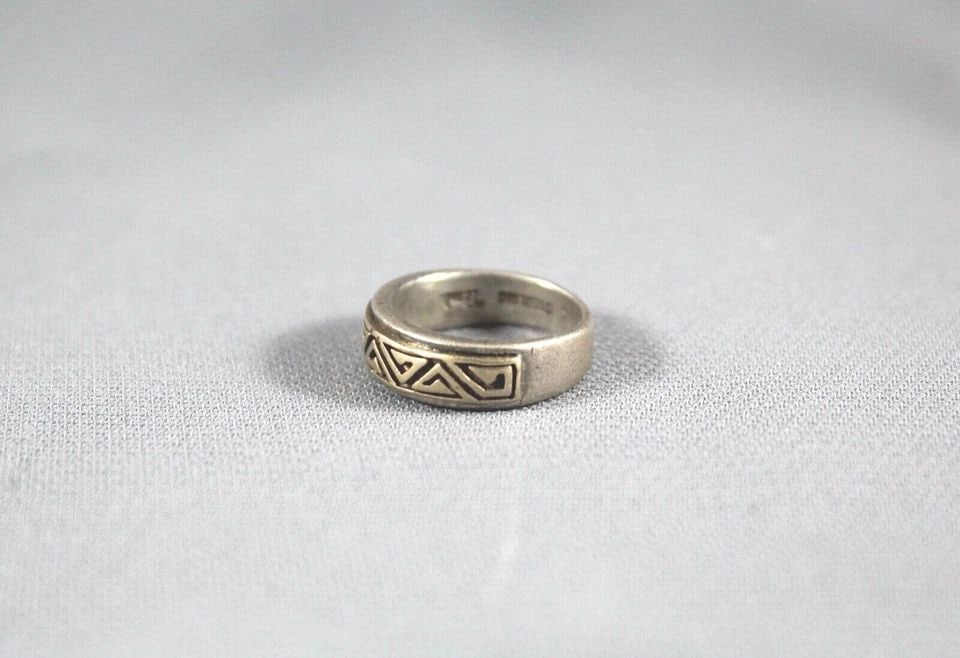 VINTAGE NAVAJO STERLING SILVER AND 14 KT GOLD RING SIZE 4 1/2 SIGNED TEME: VINTAGE NAVAJO STERLING SILVER AND 14 KT GOLD RING SIZE 4 1/2 SIGNED TEME Item Description: 1/4” tall Solid 14kt Gold on Sterling Silver