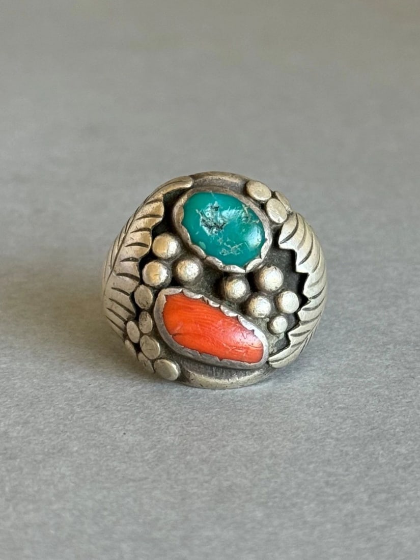 OLD PAWN NAVAJO STERLING SILVER AND TURQUOISE AND CORAL RING. SIZE 9 (1 of 2)