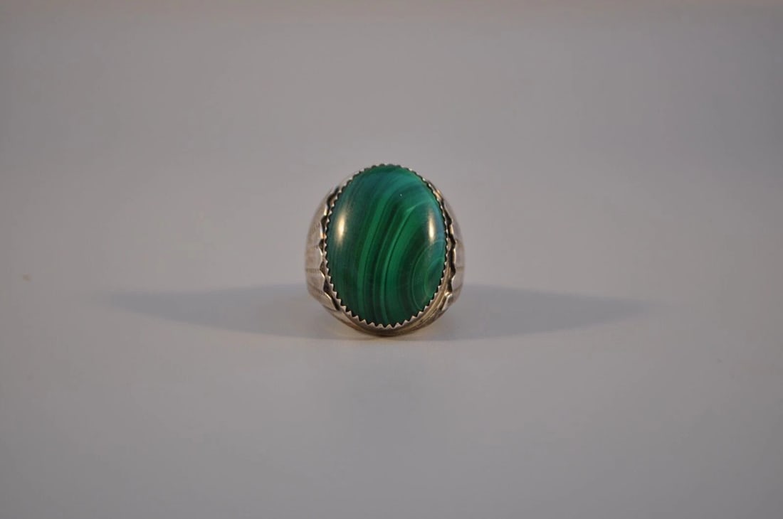 VINTAGE NAVAJO STERLING SILVER RING - LARGE MALACHITE STONE - SIZE 11 3/4 (1 of 1)
