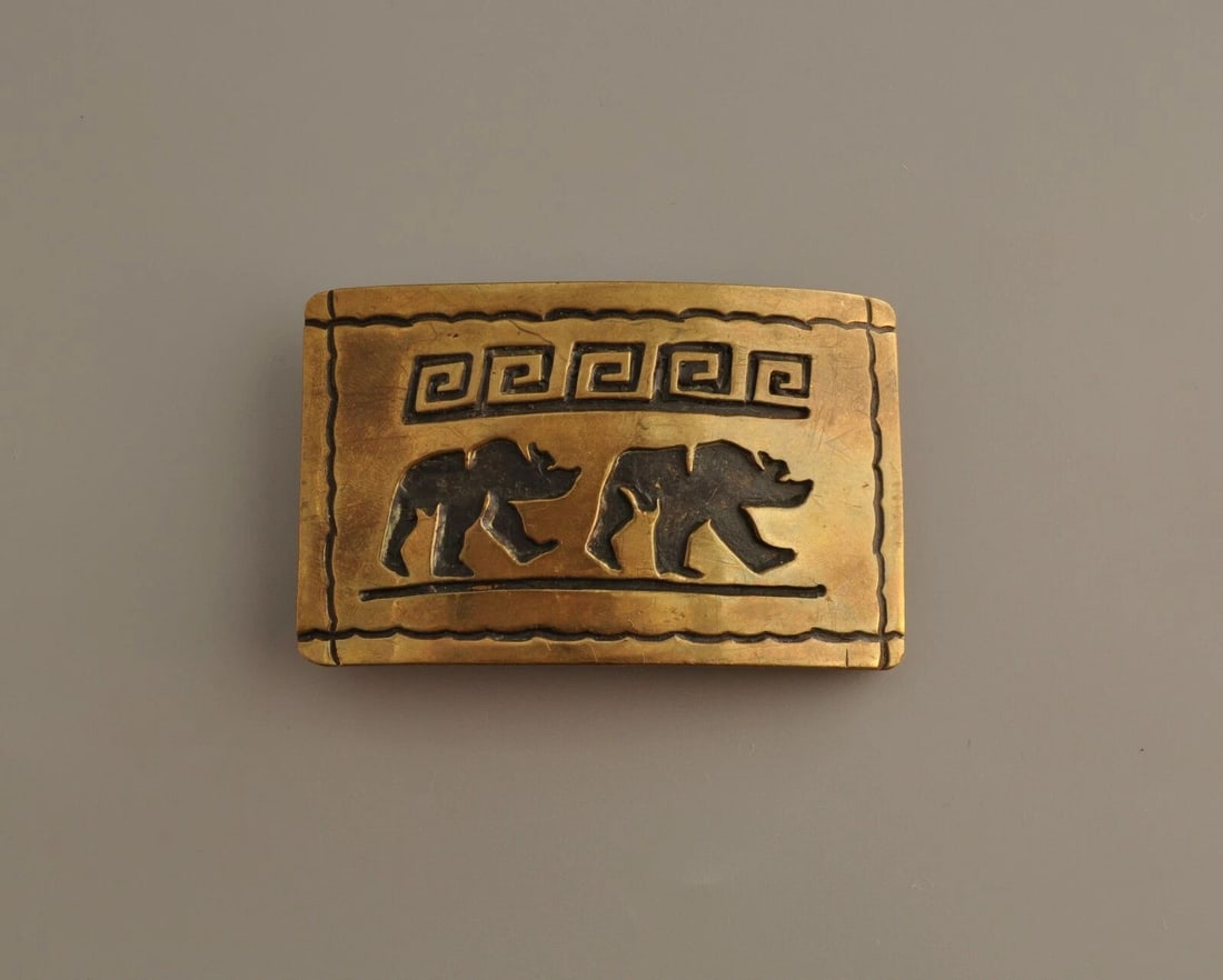 VINTAGE SANTO DOMINGO INDIAN BRASS BELT BUCKLE - 2 BEARS - 3 1/4" X 2: VINTAGE SANTO DOMINGO INDIAN BRASS BELT BUCKLE - 2 BEARS - 3 1/4" X 2 Item Description: This vintage Santo Domingo Indian belt buckle has a great 2 walking bears design in brass on brass overlay. The 
