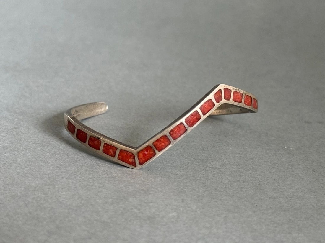 VINTAGE ZUNI STERLING SILVER WITH CORAL ZIG ZAG BRACELET (1 of 2)