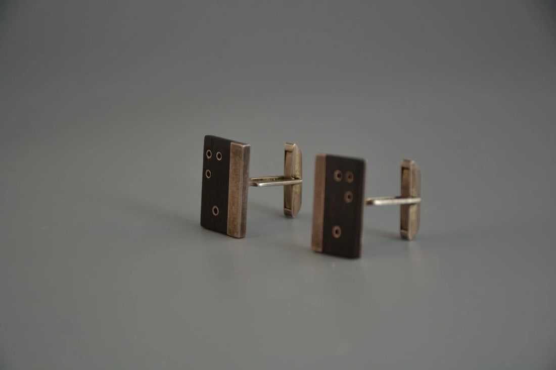VTG MIDCENTURY MODERNIST CUFFLINKS - WOOD SILVER - SIGFREDO PINEDA TAXCO MEXICO: VTG MIDCENTURY MODERNIST CUFFLINKS - WOOD SILVER - SIGFREDO PINEDA TAXCO MEXICO Item Description: This pair of vintage cufflinks have been beautifully crafted of dark wood and sterling silver by Taxco