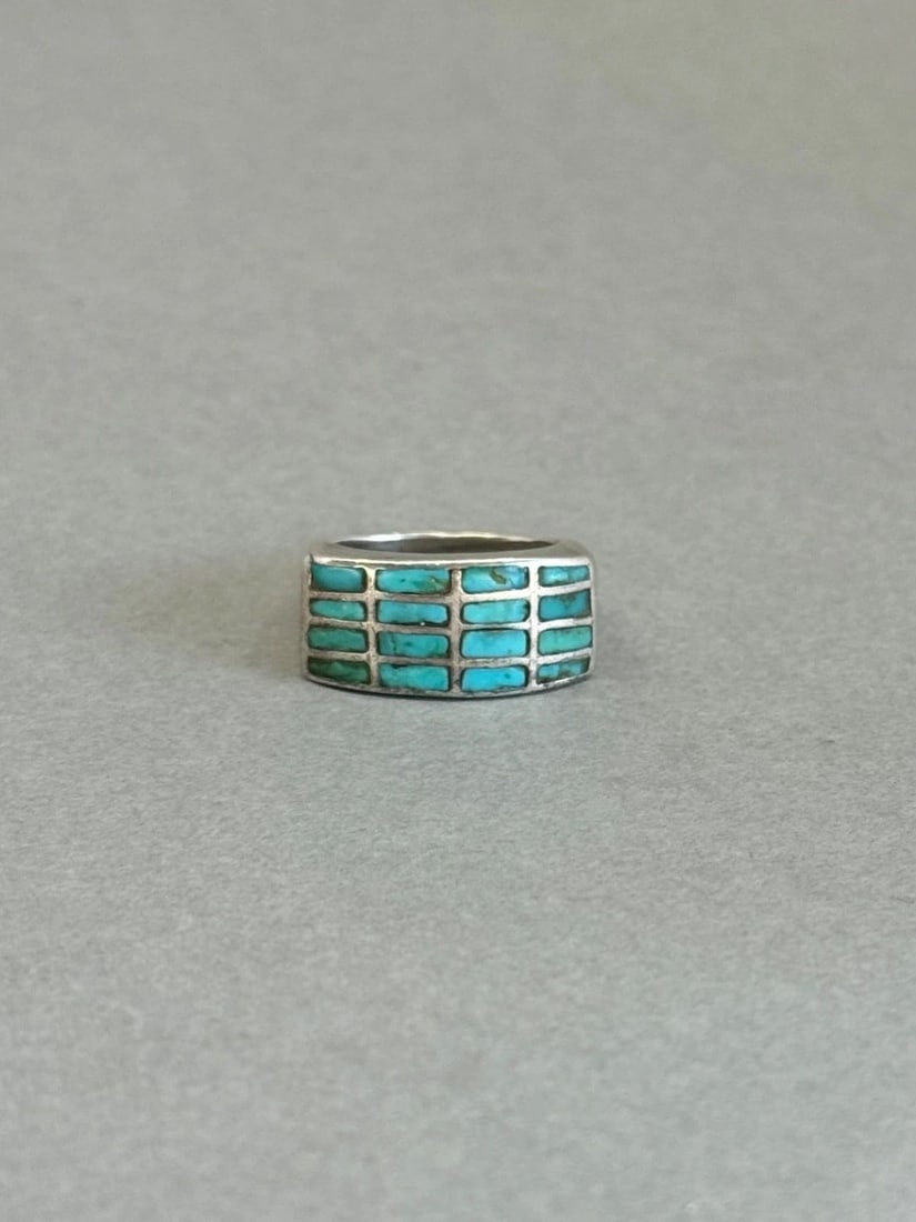 OLD PAWN ZUNI STERLING SILVER AND TURQUOISE RING. SIZE 5 1/2: OLD PAWN ZUNI STERLING SILVER AND TURQUOISE RING. SIZE 5 1/2 Old Pawn Zuni Sterling Silver and Turquoise Ring. Size 5 1/2 “ tall x “ wide