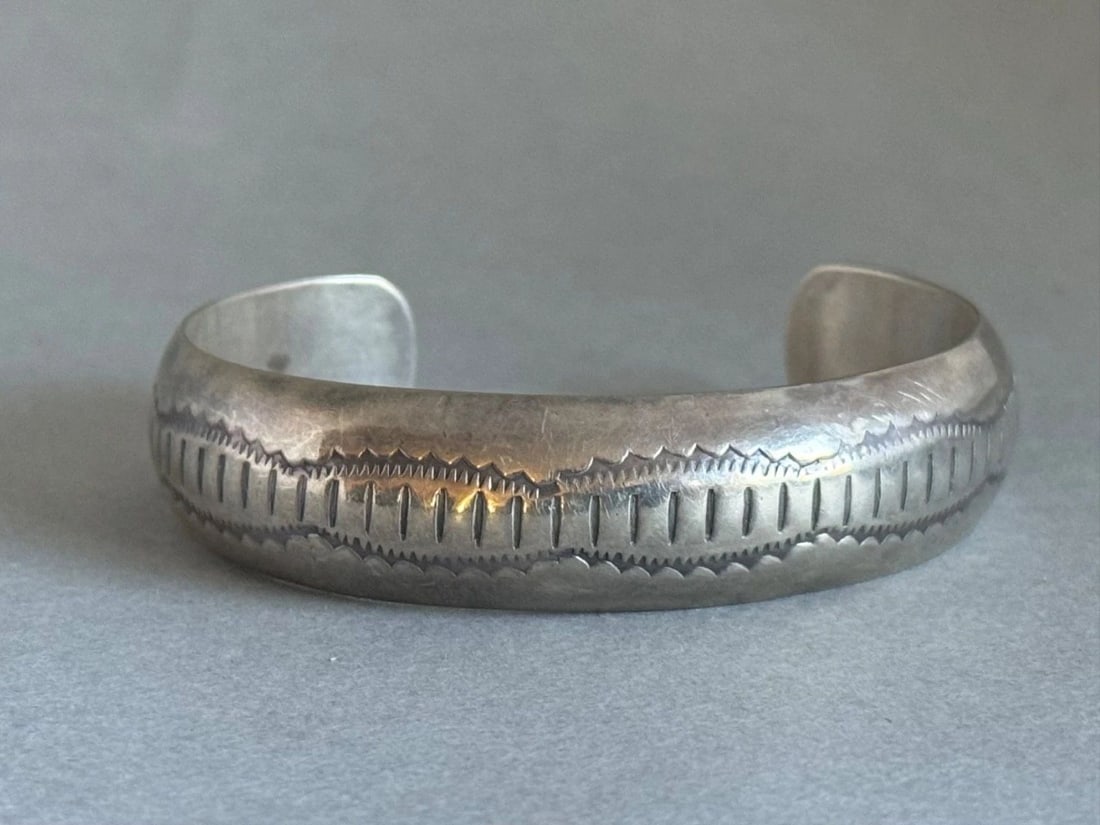 VINTAGE NAVAJO STERLING SILVER HAND STAMPED BRACELET (1 of 2)