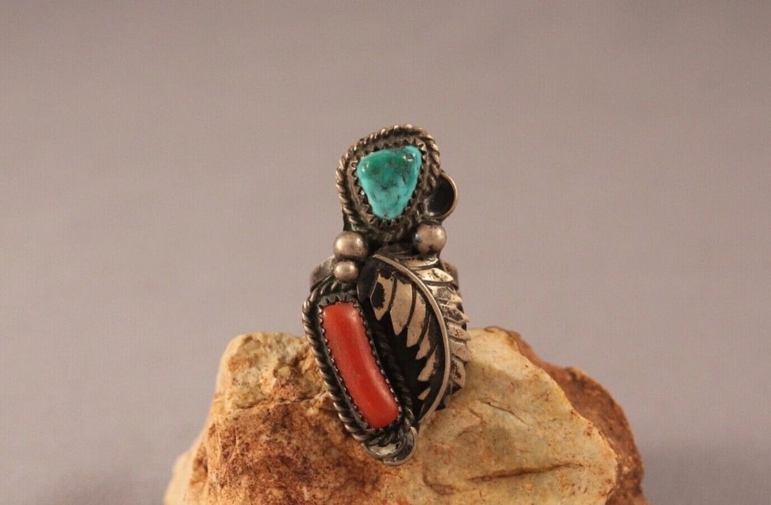 OLD PAWN NAVAJO STERLING SILVER AND TURQUOISE RING SIZE 7: OLD PAWN NAVAJO STERLING SILVER AND TURQUOISE RING SIZE 7 Item Description: 1 3/4" tall