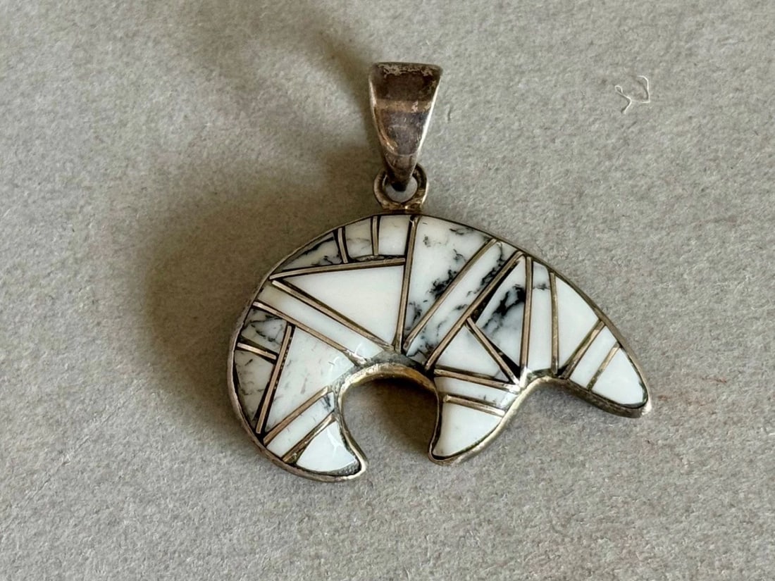VINTAGE ZUNI STERLING SILVER INLAID WHITE BUFFALO TURQUOISE 2 SIDED BEAR PENDANT (1 of 2)