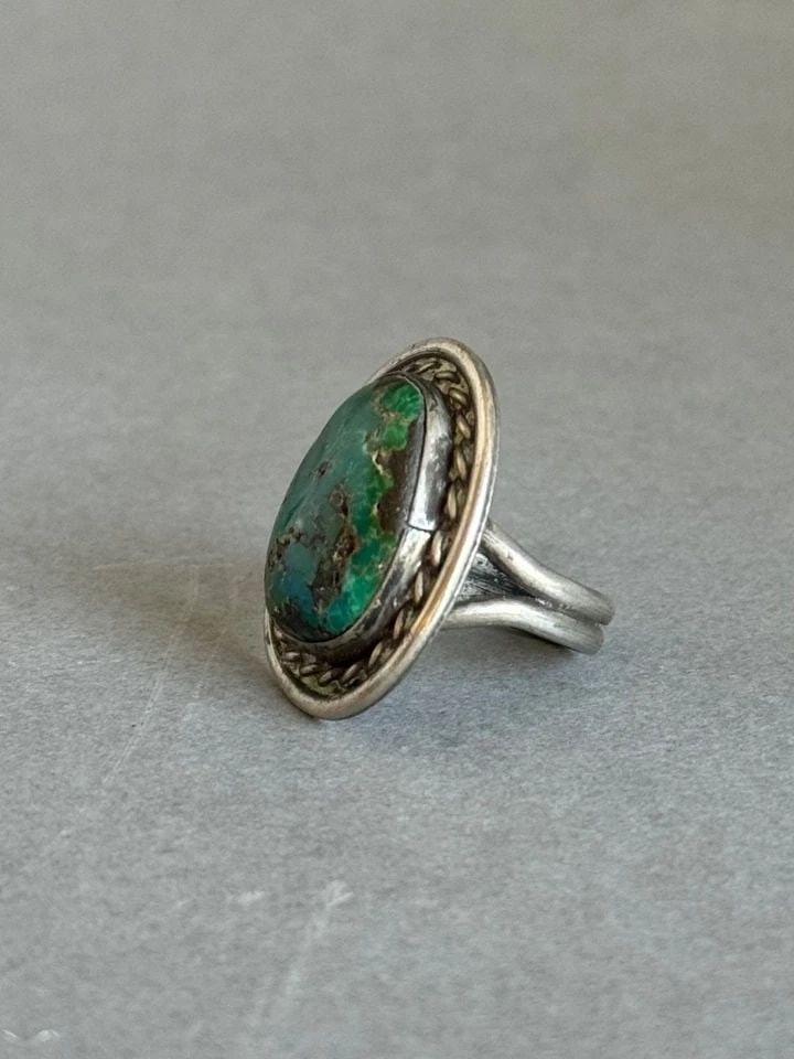 OLD PAWN NAVAJO STERLING SILVER AND TURQUOISE RING. SIZE 6 1/2: OLD PAWN NAVAJO STERLING SILVER AND TURQUOISE RING. SIZE 6 1/2 Old Pawn Navajo Sterling Silver and Turquoise Ring. Size 6 1/2 ..1" Tall