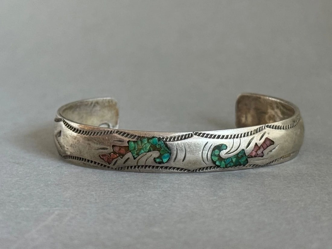 VINTAGE NAVAJO STERLING SILVER WITH TURQUOISE AND CORAL CHIP INLAY BRACELET: VINTAGE NAVAJO STERLING SILVER WITH TURQUOISE AND CORAL CHIP INLAY BRACELET Vintage Navajo Sterling Silver with Turquoise and Coral Chip Inlay Bracelet. Signed JD ..3/8" Wide ..5 1/8" Around Inside wi