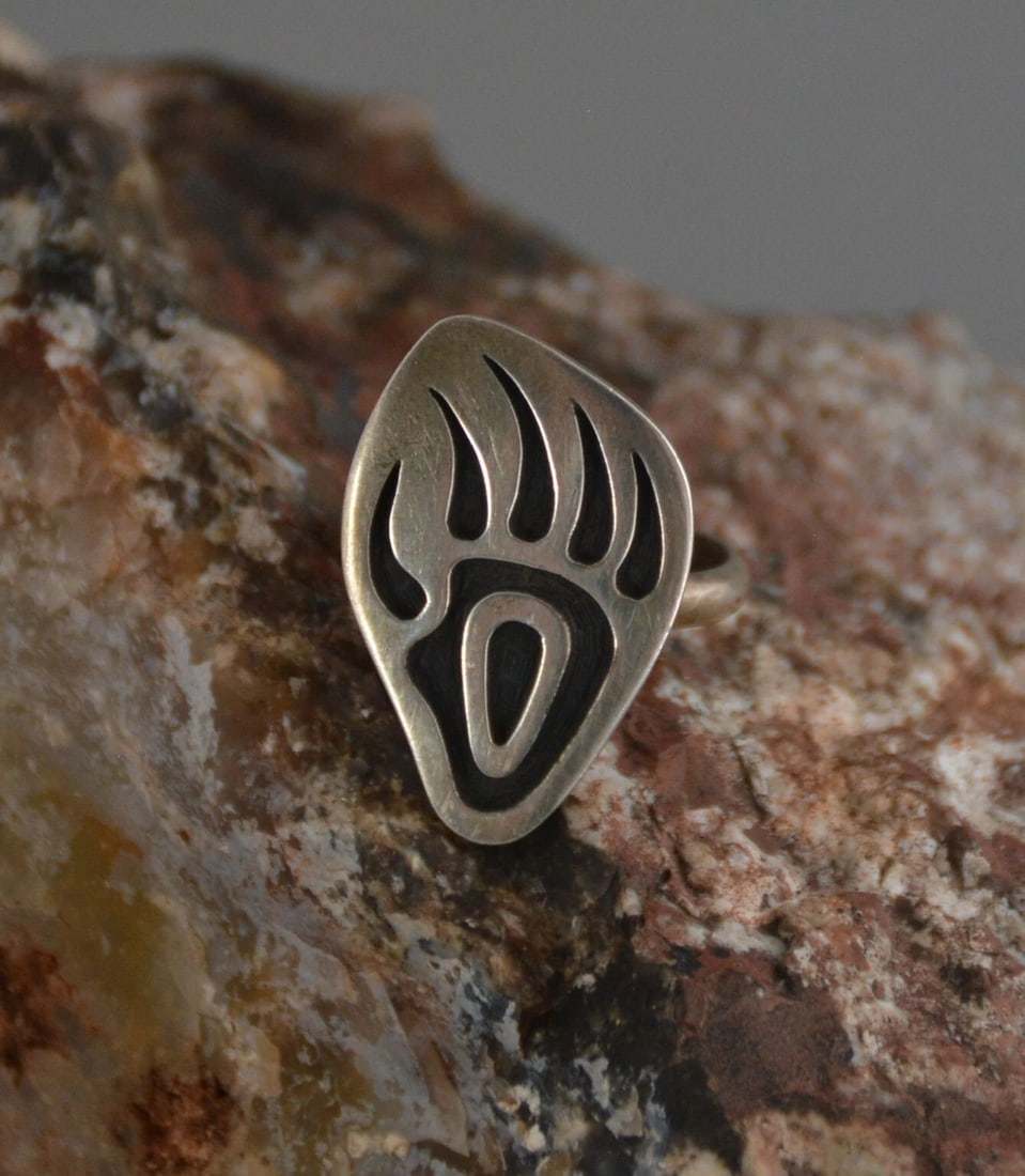 STEWART TEWAWINA - VINTAGE HOPI INDIAN SILVER RING - BEAR PAW - RING SIZE 7: STEWART TEWAWINA - VINTAGE HOPI INDIAN SILVER RING - BEAR PAW - RING SIZE 7 Item Description: This vintage Hopi silver ring has been beautifully crafted with a bear paw design. The front of the ring m
