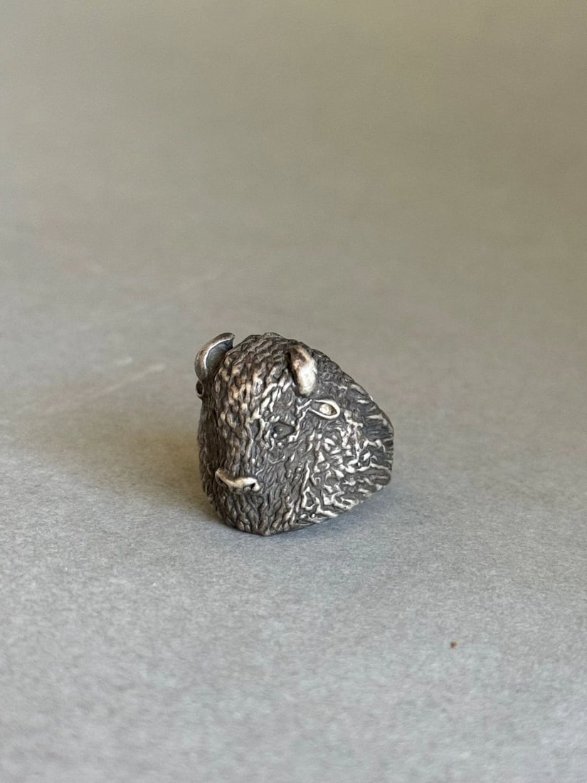 VINTAGE NAVAJO STERLING SILVER BUFFALO RING. SIZE 9 (1 of 1)