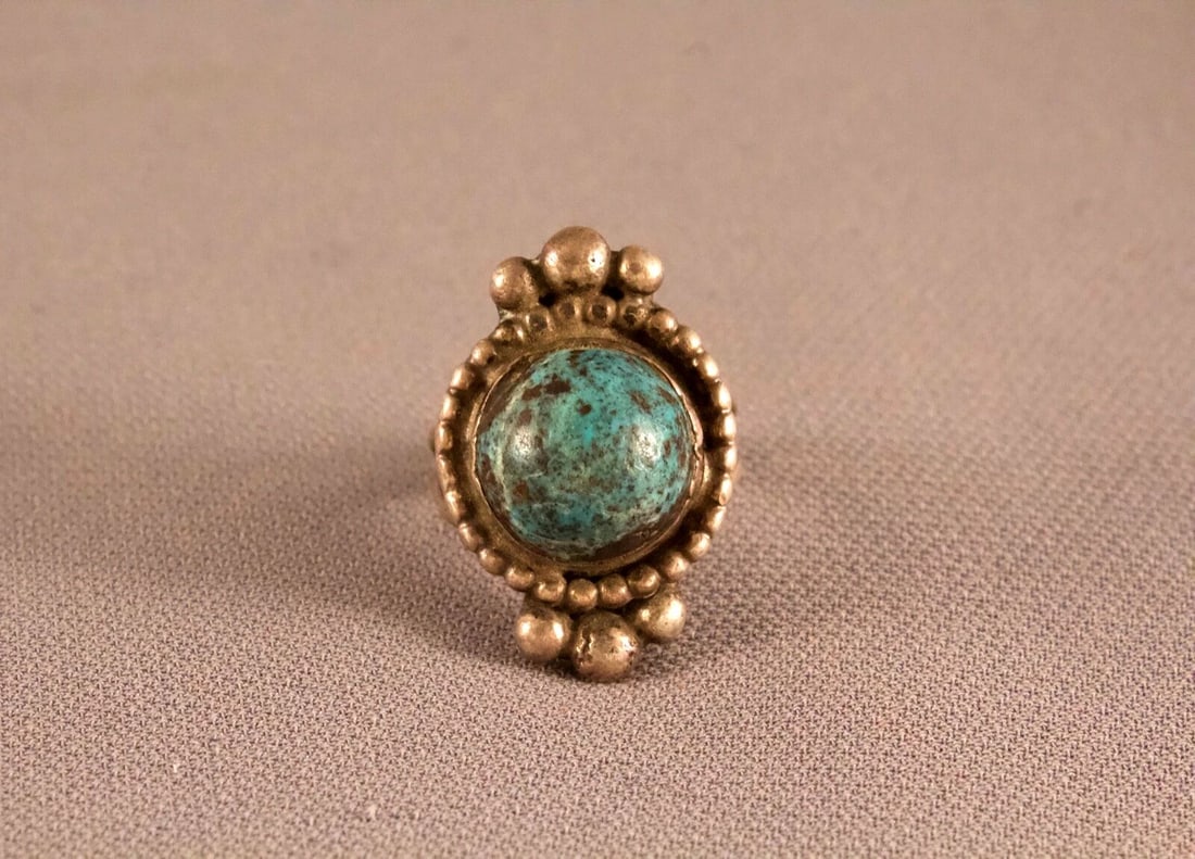 OLD PAWN NAVAJO STERLING SILVER AND TURQUOISE RING SIZE 5 1/2: OLD PAWN NAVAJO STERLING SILVER AND TURQUOISE RING SIZE 5 1/2 Item Description: 1 1/8" tall Great Old Navajo Pawn Ring Great Turquoise