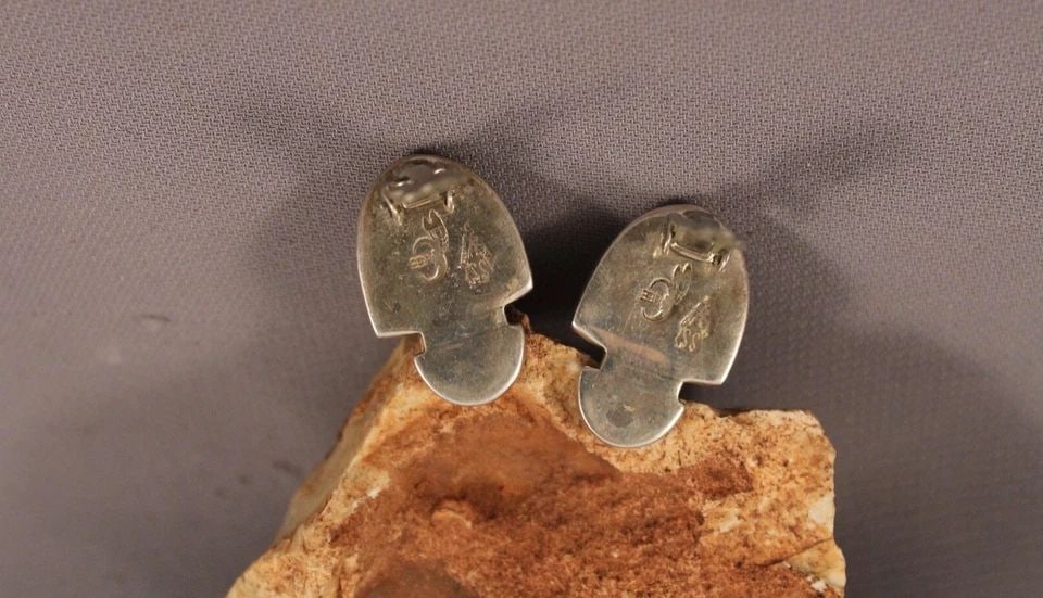 VINTAGE NAVAJO STONE INLAID STERLING SILVER EARRINGS -CHEE CLAMP ONS: VINTAGE NAVAJO STONE INLAID STERLING SILVER EARRINGS -CHEE CLAMP ONS Item Description: 1" length