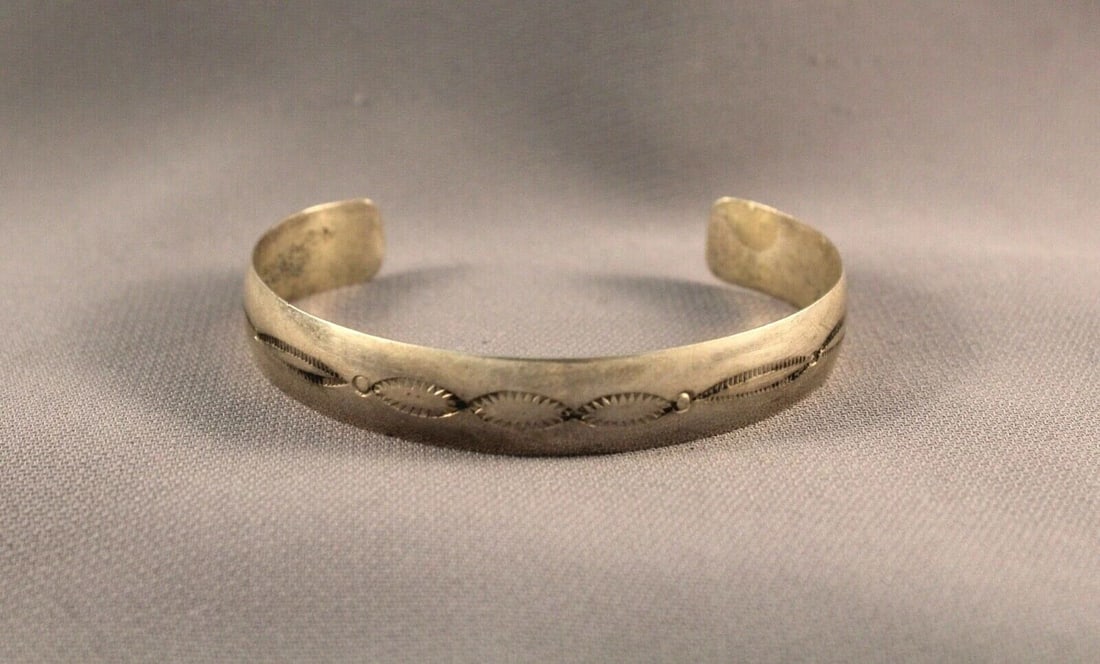 VINTAGE NAVAJO INDIAN STERLING SILVER HANDSTAMPED BRACELET - 6 3/4" (1 of 2)