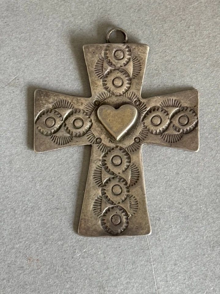 VINTAGE NAVAJO HAND STAMPED STERLING SILVER CROSS W HEART PENDANT: VINTAGE NAVAJO HAND STAMPED STERLING SILVER CROSS W HEART PENDANT Vintage Navajo Hand Stamped Sterling Silver Cross with Heart Pendant 2 1/8" x 1 5/8 " 11.4 Grams
