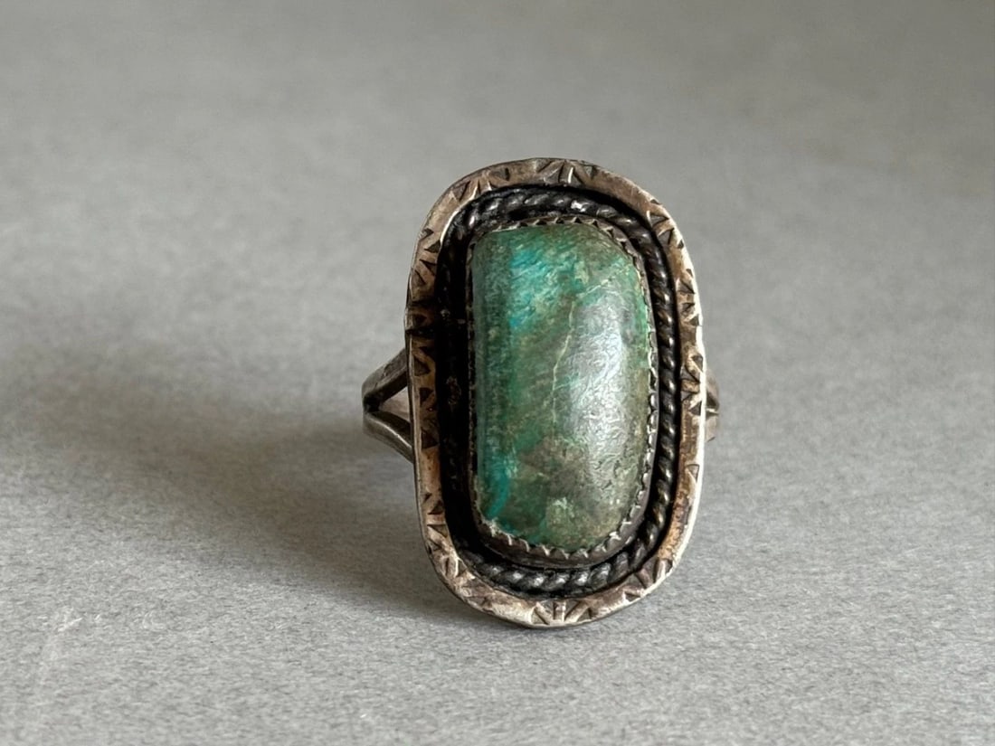 OLD PAWN NAVAJO STERLING SILVER AND TURQUOISE RING SIZE 11 1/2: OLD PAWN NAVAJO STERLING SILVER AND TURQUOISE RING SIZE 11 1/2 Old Pawn Navajo Sterling Silver and Turquoise Ring Size 11 1/2 ..1 1/8" tall